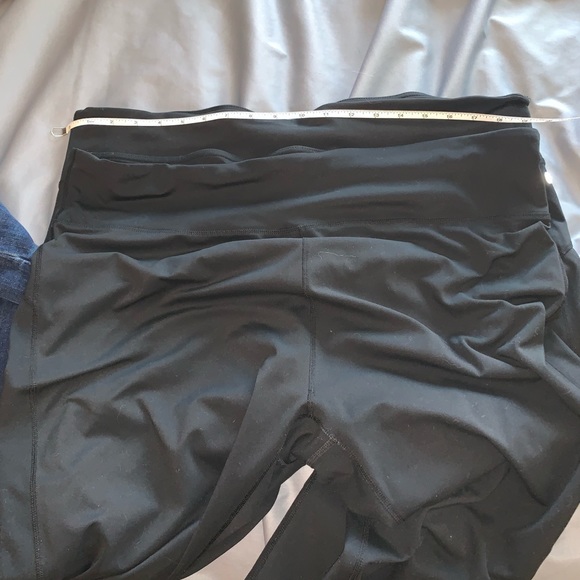 Fabletics super soft leggings 🦵 - Picture 3 of 4